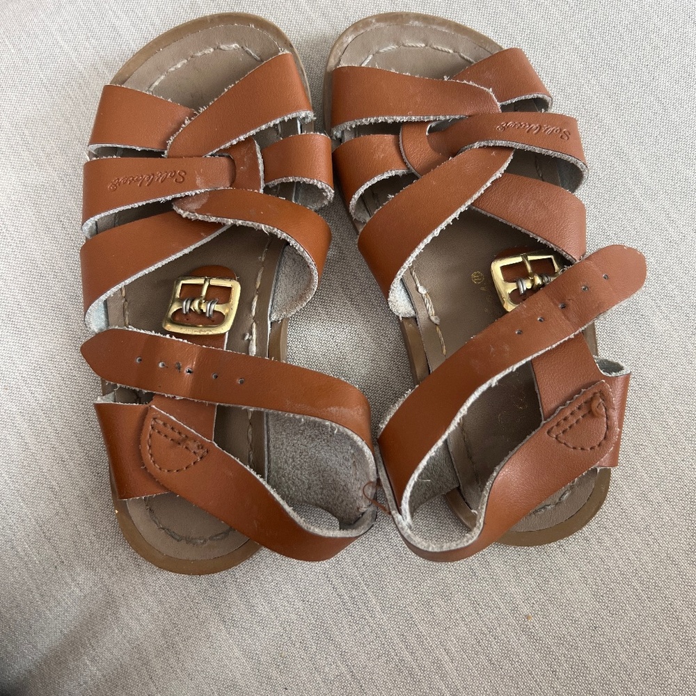 Salt water size 8 VGUC